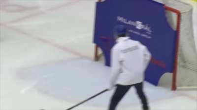 Czech hockey fan won a car by scoring a goal across the whole hockey field
