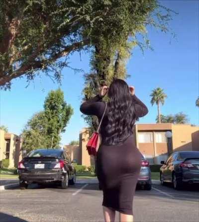 isssahoneey ass fat in this dress 😩😩