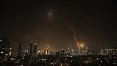 Direct hit from Iranian missile in the center of Tel Aviv