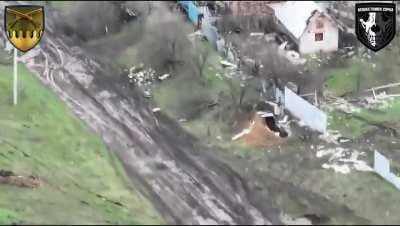 Ukrainian drone drops grenade on multiple Russian troops