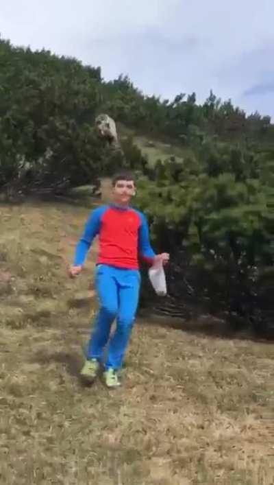 Brown bear sneaks up on kid who actually does an amazing job at staying calm thanks to dad's help.