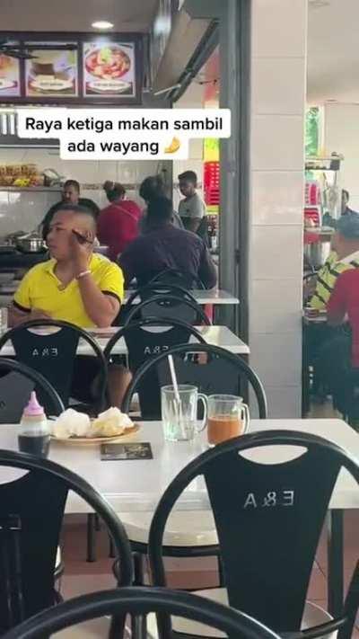 Drama raya ke-3. Kejadian dekat kedai mamak. kerugian sebiji helmet kura-kura dengan 1 bekas kari. Cameraman tiptop!