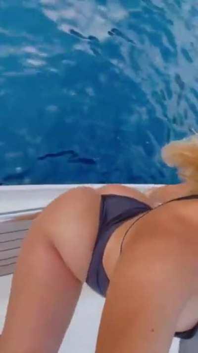 She loves showing off her big jiggly ass ❤️