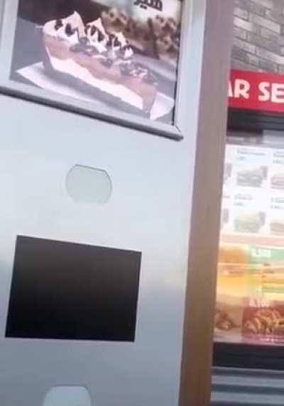 كلمتين حلوه وحسابك مدفوع