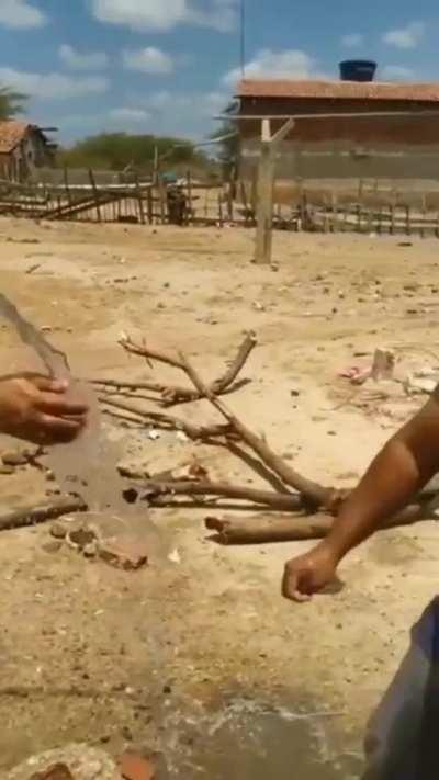 Alguém sabe a história desse vídeo? O cara agradecendo o prefeito pela espécie de torneira e acaba tendo uma surpresa, mas o grupo não se abala kkkk