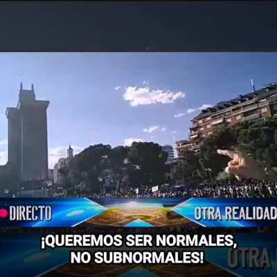 Atención a los cánticos durante la manifestación de la secta antimascarillas esta tarde en #Madrid: 