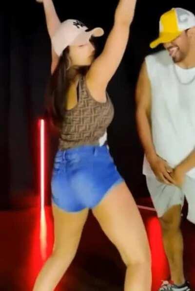 Aaaah Nora kya moti gaand hila rahi hai pura din hilata rahu teri gaand dekhte dekhte 💦🔥🤤