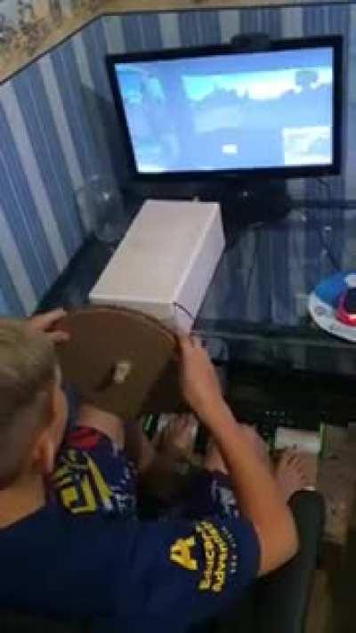 Criança constrói volante e pedais de papelão para jogar Euro Truck. É um outro nível de gambiarra.