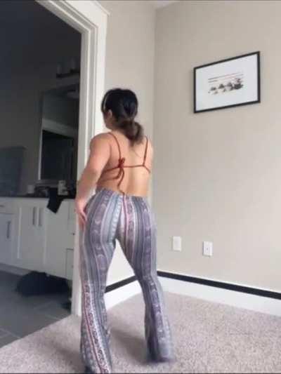 Latinas in flare pants will forever have my heart