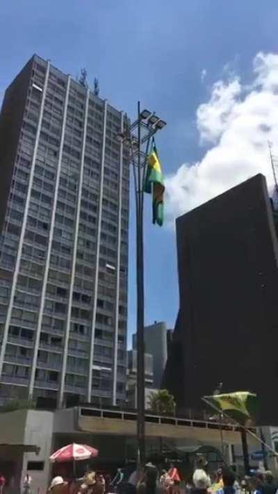 Monarchist protest in Brazil ends with the Imperial flag being raised in the Paulista Avenue.