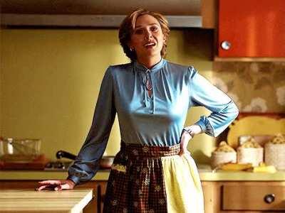 Elizabeth Olsen in MILF mode