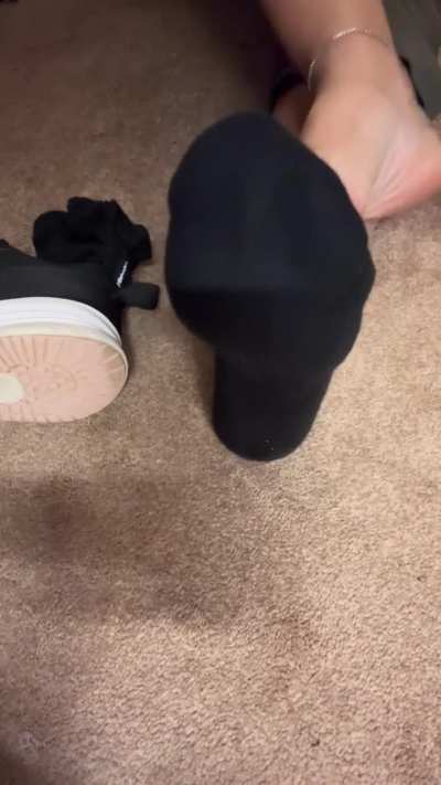 Are you gonna smell or suck on these sweaty socks first?😈👅🧦