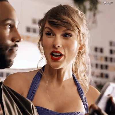 Taylor's beautiful breasts 😍