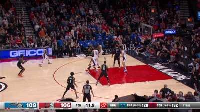 [Highlight] Down by 3 with 22 seconds left the Blazers take three 3pt shots to try and tie the game