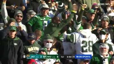 [Highlight] Zach Wilson speeds past Jaguars defense and makes defenders look silly.