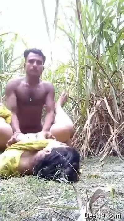 🍑🔥Chubby White Desi Girl Satisfy🥵 Her Lûst💦 in Farm By Skinny Boy🥒 .. ( 👇 LINK IN C0MMENT 🔽 )