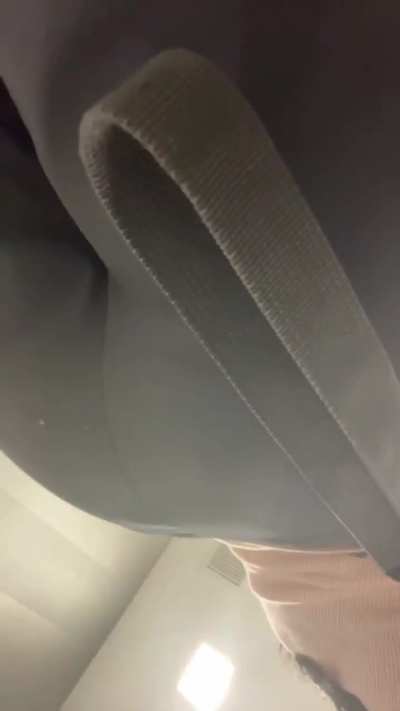 Amaris Farts in bathroom at work dm for fart groupchat or files