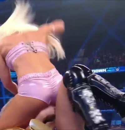 alexa knew right where to place her hand 😌🍑