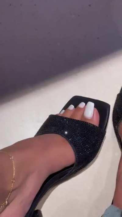 All natural long white toes! 👣👡