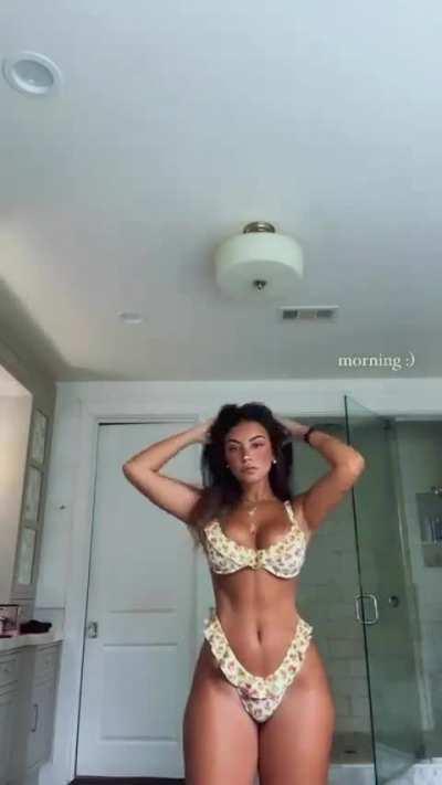 A goddess! Look at her beautiful face, her perfect boobs, her armpits, her smooth shaved pussy and her majestic legs, what do you think? Agree or not?