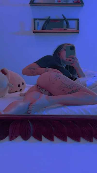 I want to tantalize your fuckdoll🍆 with my feet, then lavish it with my tongue and lips. 💋 Sound good?