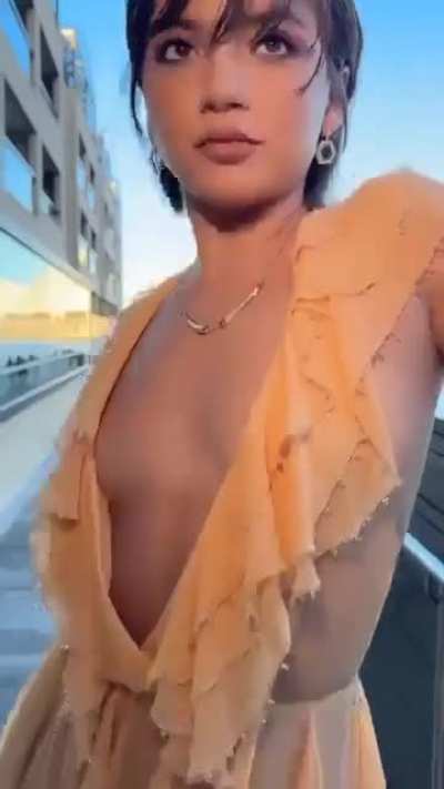 Isabela absolutely stunning for TLOU premiere in Orange via IG