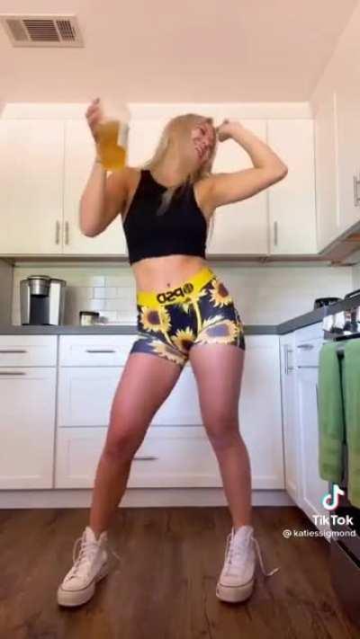 Katie never fails to make me cream my pants