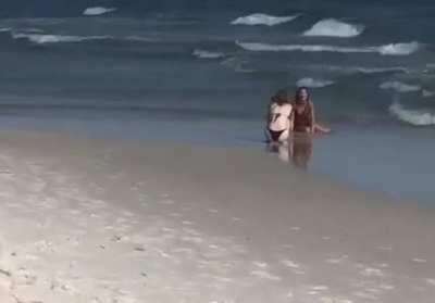 Мужики на пляже знатно троллят местных инстасамок :)