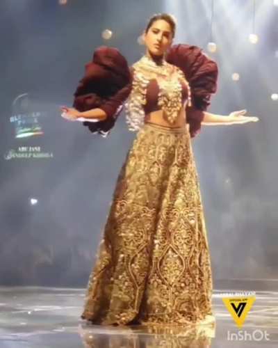 Why is sara doing slo-mo poses during ramp walks