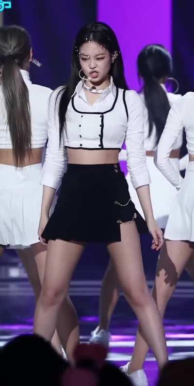 Jennie from Blackpink makes edging this month even better 🤤