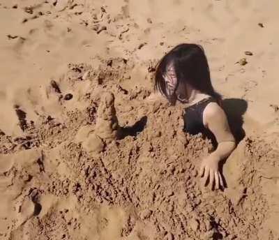 wOmAn SeVeRes HeR oWn PeNiS wHiLe LyInG oN tHe BeAcH