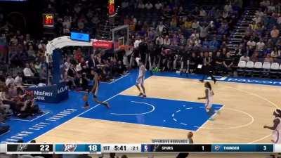 [Highlight] Victor Wembanyama with a terrifying full-length swipe at the ball, causing the turnover, capped off with a dunk in transition.