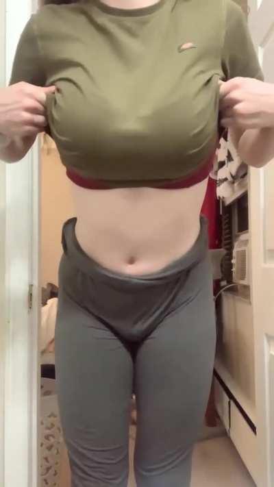 Smash or pass and BE HONEST!! 🍑 let’s chat 💕 just check the comments for a 🥵 link 👇 