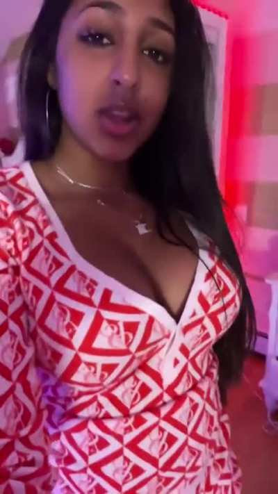 Wanna see cum drip down her cleavage
