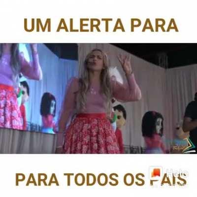 4 horas de videogame igual fumar uma pedra de crack? Mas que porra eh essa? Gostaria muito de saber de onde essa mulher tirou esses dados (provavelmente ela sequer tenha pesquisado)