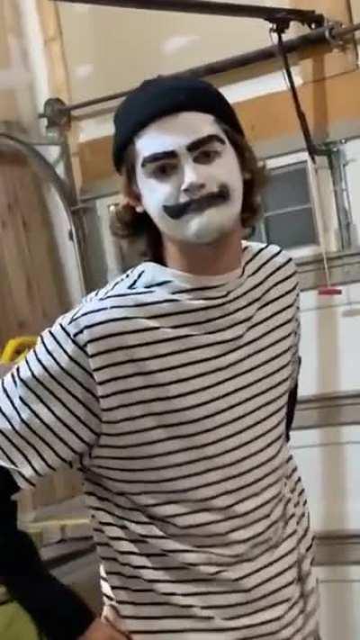 Who knows this kind of pain?