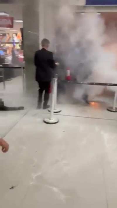 man sets fire to a lottery in Brazil