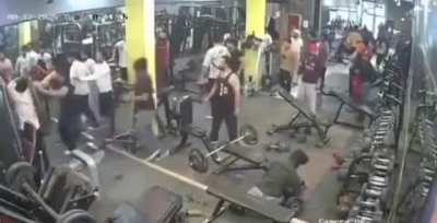 Vücut geliştirme salonunda benim kolum senden daha büyük tartışması kavga ile bitti