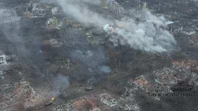 Ru pov: Battle for Marinka: Russian tank and BTR-80 supressing Ukrainian positions