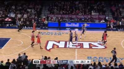 [Highlight] Lonzo Ball hits the huge three to put the Bulls up 5 with 16.9 remaining