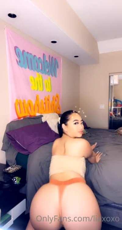 She's throwin it back