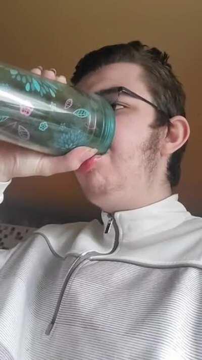 goddamn I wish that flowery water bottle were me 🥵