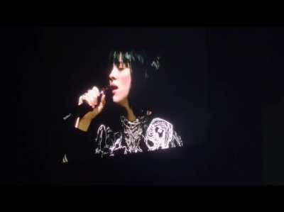 Billie really blew me away with this live version of TV! (Clip from YT)