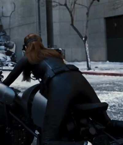 Anne Hathaway can back her perfect ass right in my mouth in that suit 🥵👅