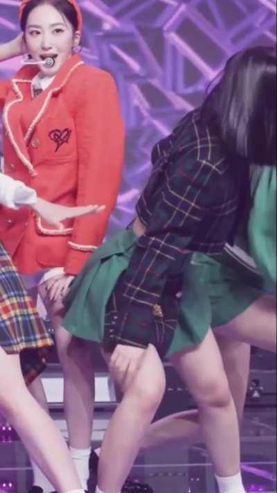 I love this Sohee outfit 🥵