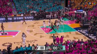 [Highlight] Victor Wembanyama connects on the 3-pointer, giving him 33 points on the night and setting a new San Antonio Spurs franchise record for most points scored in a postseason debut, passing Tim Duncan, who had 32 in his debut in 1998.