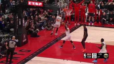 [Highlight] Scottie Barnes takes off for the statue of liberty dunk!