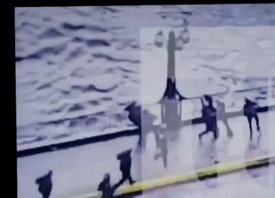 Video estabilizado de la agresión de carabinero a joven en el Mapocho