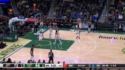 [Highlight] Lillard is on fire as he drain his 7th three pointer of the night (7/9)!