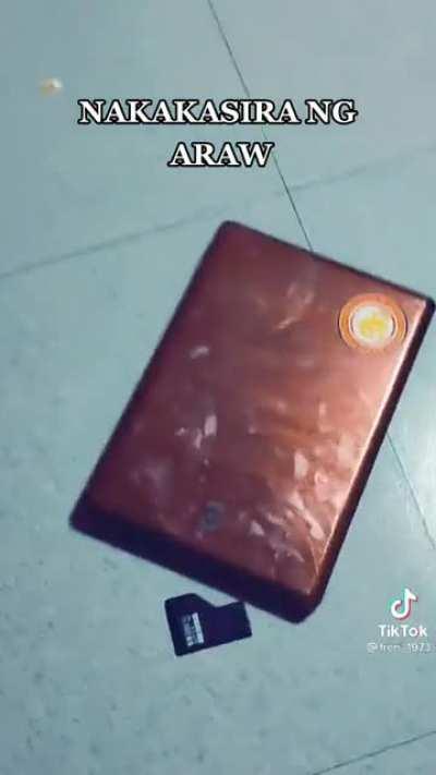 Cringe and sad. Ano kayang pakiramdam ng mga estudyanteng walang magamit na matinong gadget for online class? Also, anong point niya? For clout? Muntanga 'tong unggoy na 'to eh, kaninong tatay 'to?